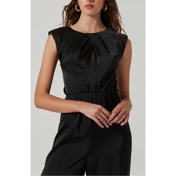 ASTR Women’s Inverted Pleat Neck Wide Leg Jumpsuit - Picture 1 of 5